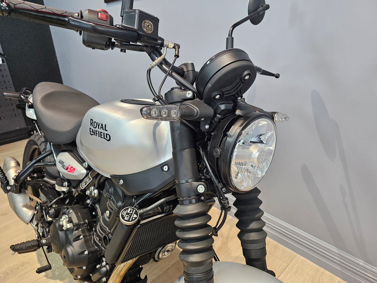 Royal Enfield Guerrilla 450 (Smoke Silver)