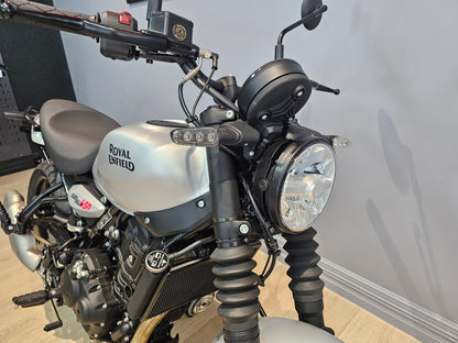 Royal Enfield Guerrilla 450 (Smoke Silver)