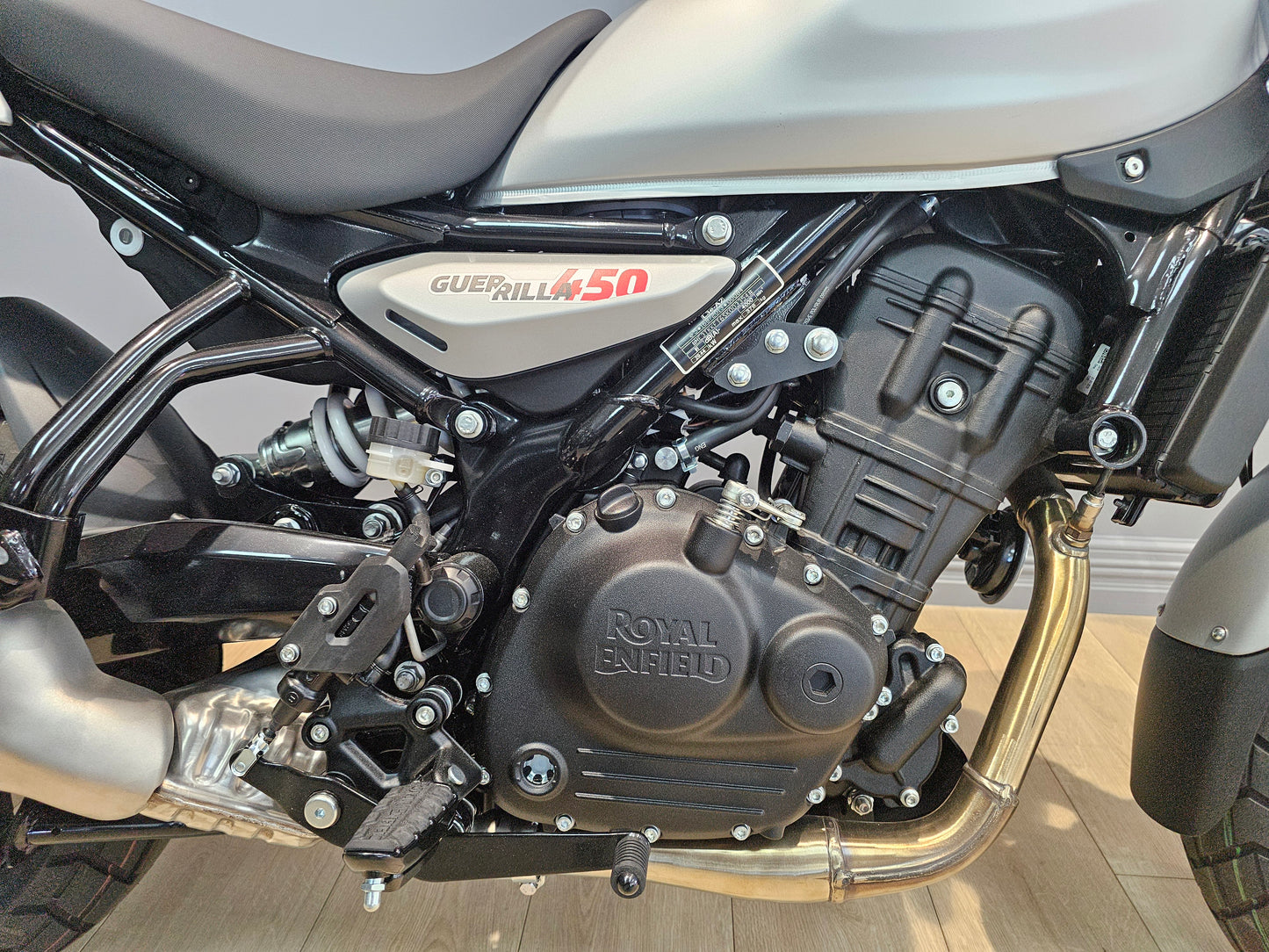 Royal Enfield Guerrilla 450 (Smoke Silver)