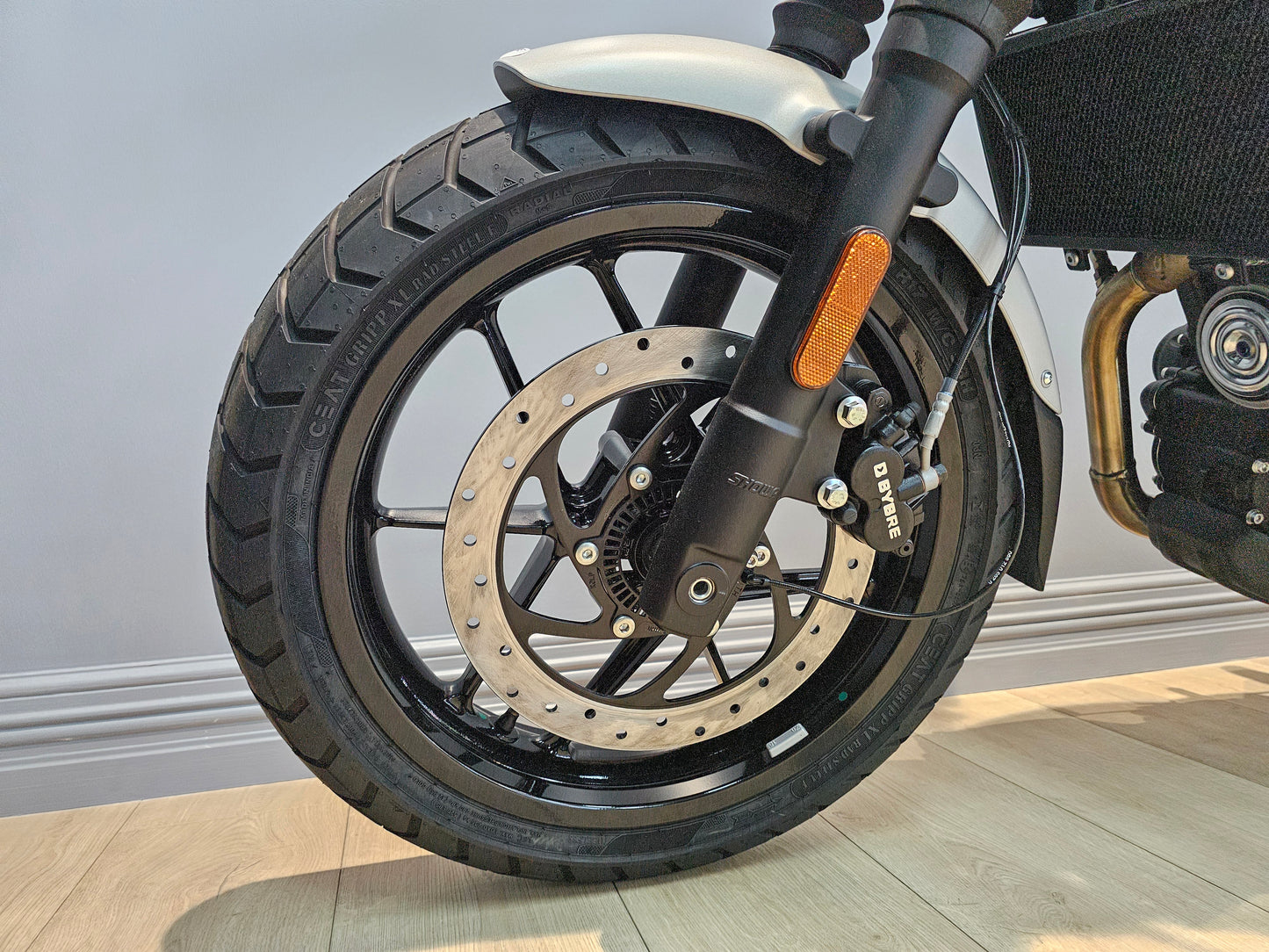 Royal Enfield Guerrilla 450 (Smoke Silver)