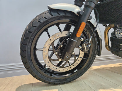 Royal Enfield Guerrilla 450 (Smoke Silver)