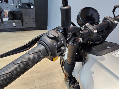 Royal Enfield Guerrilla 450 (Smoke Silver)