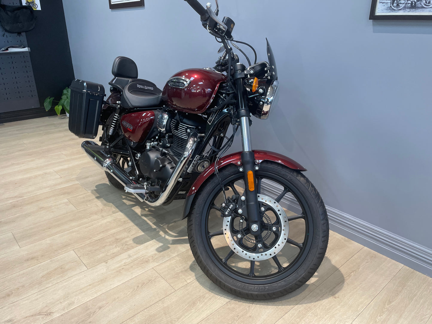 Royal Enfield Meteor 350 Stellar Red